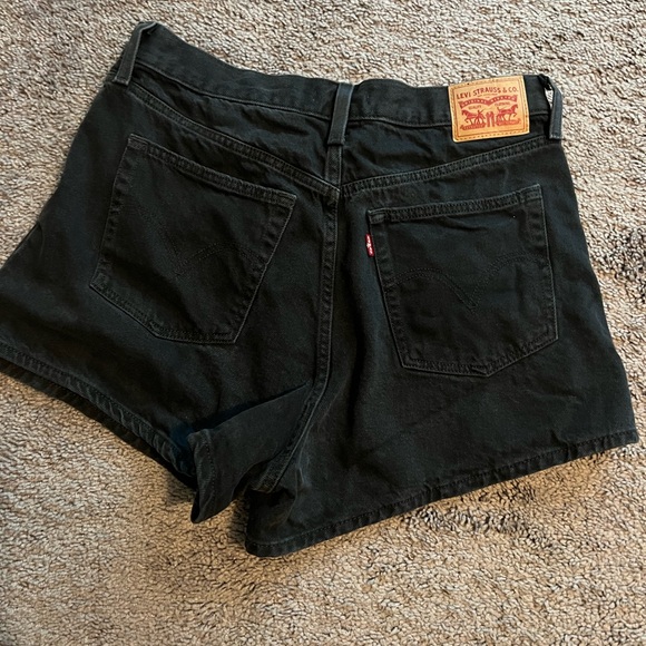 Levi High Wasted Mom Shorts - Picture 4 of 4